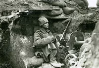 Солдат РИА Василий Лоскутов из 182-го Гроховского пехотного полка с винтовкой М1891 и пулеметом М1910 на позиции возле реки Сервеч, зима 1915-1916 года.