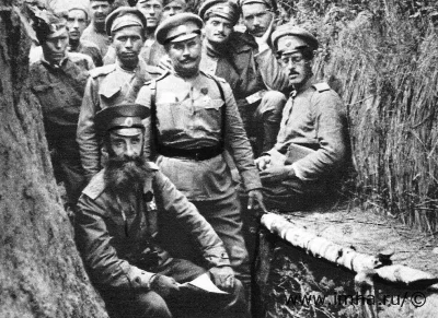 Генерал-лейтенант В. И. Селивачёв во время посещения позиций Чехословацкой бригады. Юго-западный фронт, 1917 год.