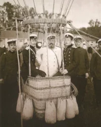 Подполковник Брест-Литовской военно-голубиной станции внутри корзины аэростата. 1908-1909 гг.