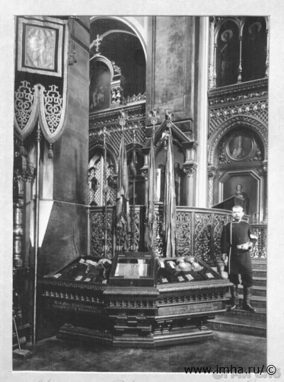 Церковь Св. Мученика Мирона лейб-гвардии Егерского полка. Мундиры императоров: Александра I, Николая I, Александра II, Александра III. Лист № 11 (оборот) альбома. Российская империя, 1896 г. Фотобумага, картон. Фотопечать, 22,5 х 16,0 см; 33,0 х 26,5 х 4,0 см - альбом. Государственный музей истории Санкт-Петербурга