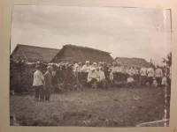 Альбом с фотографиями. Л.гв. Егерский полк на маневрах. На крестьянском дворе. 1900 г. Желатино-серебряный отпечаток, 9х12 см; 12х15 см. ГИМ