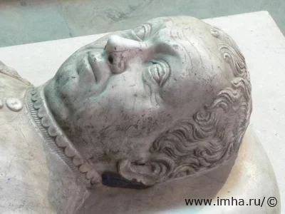 Надгробие Бертрана дю Геклена, коннетабля Франции, в базилике Сен-Дени, недалеко от Парижа.