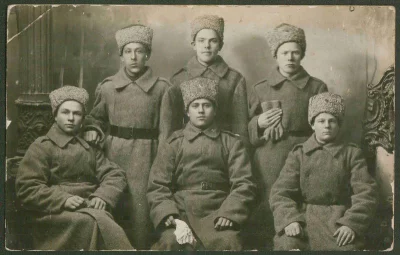 Группа солдат 98 пехотного Юрьевского полка, принимавших участие в Февральской революции 1917 года в г. Ярославле. Савельев Г.Г. - председатель саперной команды. Фотография, 1910-1920-е гг. 8,7x14,0 см. ГБУК Архангельской обл. "Архангельский краеведческий музей"