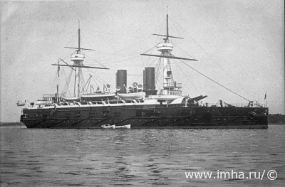 Линкор «Император Александр II». Спущен на воду в 1887 г., списан в 1922 г.; На якоре с шлюпками