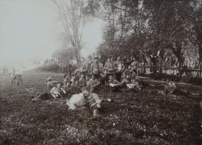 Офицеры 1-й лейб-гренадерского Екатеринославского Императора Александра II полка на маневрах, 1910 г.