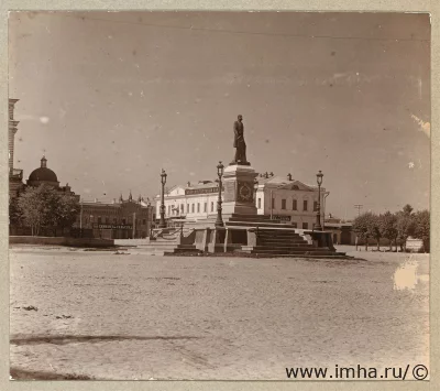 Памятник Императору Александру II в Пермской губернии, Екатеринбургский уезд, г. Екатеринбург, 1909 год.  Памятник открыт в 1906 году, находился на Кафедральной площади.