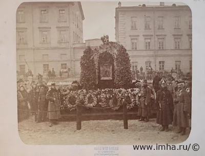 Фотограф: Балглей, П. (работал -1860-е-1880-е) Вид временного памятника на месте покушения на Государя Императора Александра II 1881 г.