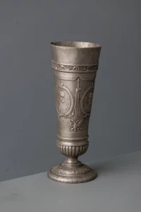 Кубок юбилейный в память 200-летия Каргопольского полка. Россия, Польша, Варшава, 1907 г. Оловянный сплав (британский металл), литье, 18,5х7х7 см. ГИМ