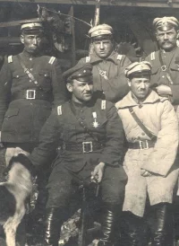 На фотографии: генерал-майор Нечаев Константин Петрович, сидит, слева с собакой.