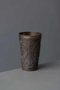 Стопа юбилейная в память 200-летия Каргопольского полка. Фабрика Карла Миллера. Россия, Польша, Варшава, фабрика Карла Миллера, 1907 г. Оловянный сплав, литье, бронзирование, 9,4х5,9х5,9 см. ГИМ