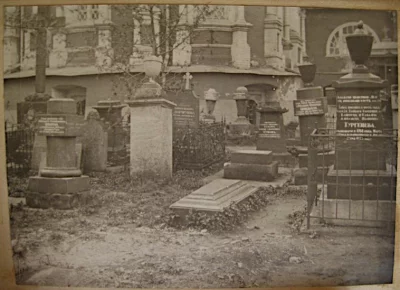 г. Москва. Новодевичий монастырь Фрагмент некрополя с надгробиями Александра Ивановича Тургенева, Марии Симоновны Нефедовой, Сергея Александровича Тучкова (справа), Владимира Петровича Долгорукова и его жены Варвары Ивановны (левее).