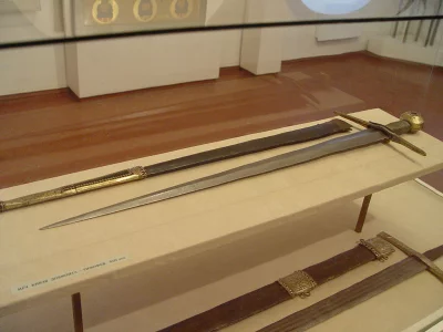 Довмонтов меч, хранящийся в Псковском историческом музее-заповеднике - единственный меч XIII века, сохранившийся на территории России