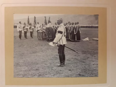 Полковник В.В. Петров на молебне в дни празднования 200-летнего юбилея 44-го драгунского Нижегородского Его Величества полка. В альбоме «Тифлис 1901». Фотограф-любитель Ностиц И.Г. 1901 г. Российская империя, Тифлисская губерния.