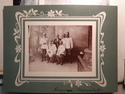 Встреча бывших командиров 44-го драгунского Нижегородского полка на праздновании 200-летнего юбилея полка. В центре группы - Я.Д. Малама, командир полка в 1881-1885 гг., слева - сидит И.Г. Имилахори (И. Г. Амилахори) (1864-1873), крайний справа стоит С.И. Бибиков (1890-1894). На паспарту аннотация: Командиры Нижегородцев. Альбоме «Тифлис 1901». Фотограф-любитель Ностиц И.Г. 1901 г.