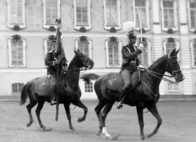 Адъютант полка, вахмистр с полковым штандартом на плацу перед Екатерининским дворцом во время парада Уланского Её Величества лейб-гвардии полка. Царское Село, 1909 г.