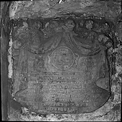 Надгробие Евг.В. Амилахорова в западной галерее Большого собора Донской Богоматери в Донском монастыре, г. Москва. Фрагмент. Калинин В.А.? 1984 г. Фотопленка, 6.0х6.0 см. ФГБУК "ГНИ музей архитектуры имени А.В. Щусева"