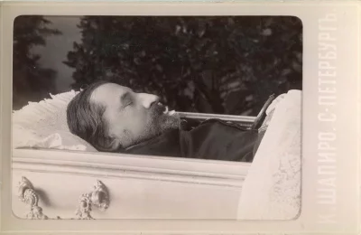 Андреевский Иван Ефимович в гробу. Архив А.Ф. Кони. Шапиро Константин Александрович (Фотограф). Российская империя, г. Санкт-Петербург, 1891 г. Фотобумага черно-белая, картон, фотопечать, 9,4 х 13,3 - фот., 16,8 х 10,8 – паспарту. Литературный музей ФГБУН Институт русской литературы (Пушкинский Дом) РАН