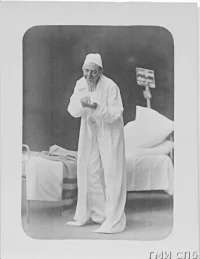 Василий Николаевич Андреев-Бурлак в образе Поприщина во время исполнения "Записок сумасшедшего" Н. В. Гоголя. Шапиро К. А. (?). Российская империя, Санкт-Петербург, 1883-1884 гг. Фотобумага, картон. Фотопечать, 12,3 х 8,5 см; 14,9 х 11,1 см. С.-Пб. ГБУК "Государственный музей истории Санкт-Петербурга"