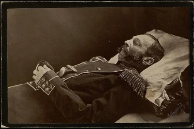 Император Александр II на смертном одре. Левицкий. Российская империя, Санкт-Петербург, 1881 г. Альбуминовый отпечаток, картон, фотография, 9,7х15,4 см; 10,7х16,2 см. ГИМ