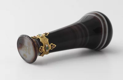 Настольная печать императора Александра II. Россия, фирма «Никольс и Плинке», вторая половина XIX в. Мастер: С. Аридт. Золото, оникс, изумруды, рубины, жемчуг, резьба, литье, гравировка, монтировка, шлифовка, полировка. Высота: 97 мм; размеры: 26х30 мм. Музеи Московского кремля