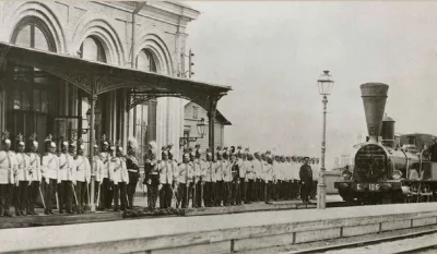 Офицеры Лейб-гвардии Кирасирского Ея Величества полка в ожидании приезда Александра II. Гатчина, 1875 год.