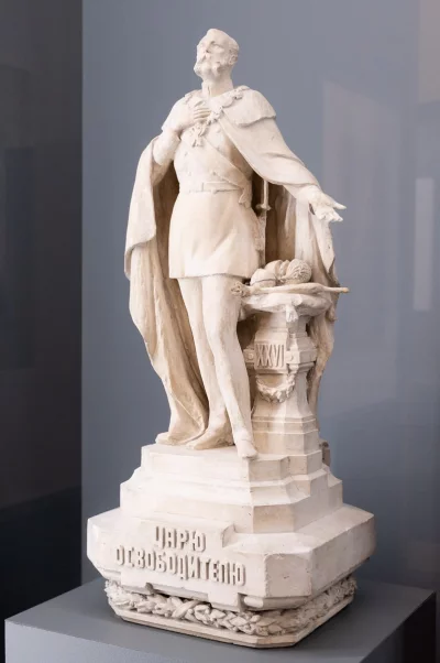 Проект памятника Царю-Освободителю, по масштабу превосходил все скульптурные памятники Москвы того времени. Он был построен на народные деньги, что было отмечено на фризе галереи: «Сооружен добровольным иждивением русского народа». Скульптор А.М. Опекушин