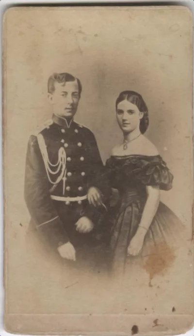 Портрет наследника Цесаревича Николая Александровича с невестой Принцессой Дагмар. Фотография. Российская империя, г. Санкт-Петербург, 1864-1865 гг. Фотобумага, картон, отпечаток альбуминовый, из.9,1x5,6; в паспарту: 9,9x5,8 см. ГБУКиДПО г. Москвы "Мультимедийный комплекс актуальных искусств"