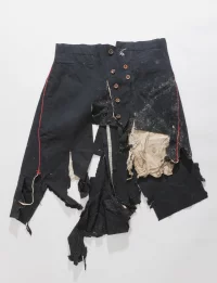 Костюм императора Александра II, бывший на нем в день смерти 1 марта 1881 г. Брюк офицерские (сохранившаяся часть). Россия, 1870-е гг. Сукно, ширина: 89,0 см (в поясе). ГЭ