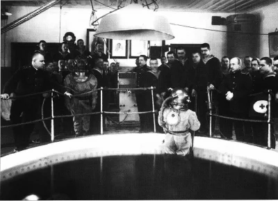 Курсанты водолазной школы на практических, занятиях в бассейне. Кронштадт. 1913.