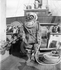 Водолаз на палубе ледокола «Ермак» перед погружением, 1899 г.