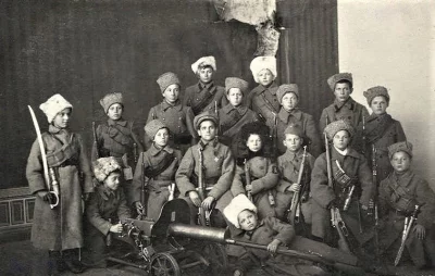 Кадеты Сибирского кадетского корпуса. Омск, 1919 г.  По одной из версий, в 1919 г. кадетам, за отказ снять погоны большевики прибили их гвоздями к плечам.