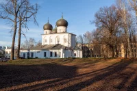 Каменная церковь Сретения с трапезной палатой.