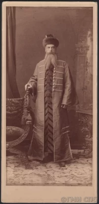 Князь Александр Сергеевич Долгоруков в маскарадном костюме. Бергамаско К. И. Россия. Санкт-Петербург, 1883 г. Фотобумага альбуминовая, картон, фотопечать, 21,6 х 10,3 см. Музей истории Санкт-Петербурга