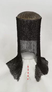 Мисюрка (наплешник). Персия (?), XVII в. Железо, сталь, литьё, диам.-15,5; дл.-39,0 см 2016 год: Д-16,0 ; 43,7х 16,0х15,5. Свердловский областной краеведческий музей имени О. Е. Клера