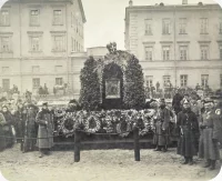 Временный памятник на месте покушения, где был смертельно ранен император Александр II. Санкт-Петербург, Екатерининский кана, март 1881 г.