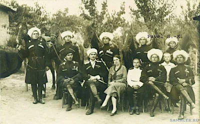 Генерал-лейтенант М.А. Фостиков (1886-1966) с семьей среди казаков. Вране, Сербия. 1932 г.