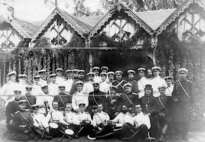 Группа офицеров Лейб-гвардии саперного батальона с Великим князем Михаилом Александровичем (во втором ряду пятый слева, брат Императора Николая II) во время пребывания в лагерях.