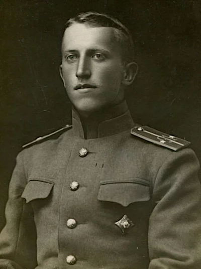 Подпоручик 91-го пехотного Двинского полка Леонид Владимирович Ковтырев. На груди знак об окончании Владимирского военного училища.   Произведен в офицеры в августе 1913 г. Через год в конце августа или начале сентября 1914 г. убит в бою.