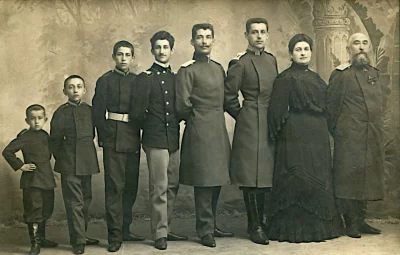 Семья полковника Святослава Григорьевича Грекова, командира 10-го Донского казачьего полка. Ок. 1907 г. Справа налево:  - жена Людмила Андреевна; - Григорий (1886-1925) – юнкер Николаевского кавалерийского училища, впоследствии офицер Лейб-гвардии Атаманского полка, воевал в составе Белого движения на Юге России, участник Степного похода; - старший сын Андрей (1883-1938) – офицер Лейб-гвардии Атаманского полка, расстрелян в годы Большого террора; - далее неизвестные по имени – студент Санкт-Петербургского института инженеров путей сообщения Александра I и три кадета Донского кадетского корпуса.