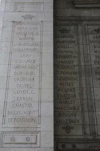 Имя Друо начертано на западной колонне под Триумфальной аркой