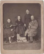 Юлия Валериановна Жадовская в семейной группе. 1870-е, до 1883. Фотобумага, картон, альбуминовая печать, 15,4х12,6 (фотография); 17,8х14,4 (паспарту). Государственный музей истории российской литературы имени В.И. Даля