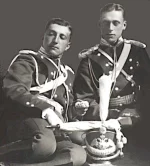 Корнеты Лейб-гвардии Драгунского полка братья Степан Владимирович и Владимир Владимирович Арпсгофен в мае 1910 г.