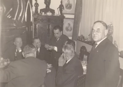 БОЙЦЫ ВСПОМИНАЮТ МИНУВШИЕ ДНИ.   Гвардии Атаманского полка, на квартире у Великого поэта Николая Туроверова. Хозяин стоит. Руку к уху приложил , что бы слышать Лейб Гвардии Казачьего полка Генерал - майор Илья Николаевич Оприц. Полковник Коньков и Борис Богаевский. 1963. Из коллекции Жуменко