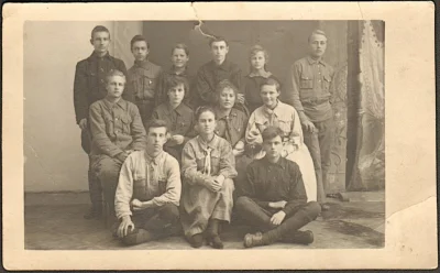 Фотопортрет групповой (13 чел.) скаутов г. Благовещенска. Стоит 2-я справа Лукина Мария. СССР, г. Благовещенск, 1922 г. Фотобумага, позитив, 8,1x13 см. Амурский областной краеведческий музей им. Г.С. Новикова-Даурского