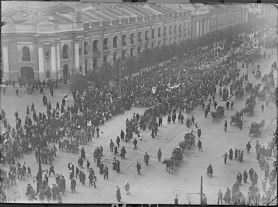 Колонна скаутов и детей-сборщиков средств в помощь разоренным войной окраинам России проходят по Невскому проспекту мимо Гостиного двора. Булла К. К. Россия. Петроград. 29-31 мая 1915 г. Фотобумага. Фотопечать. 17,0 х 23,0 см. Государственный музей истории Санкт-Петербурга