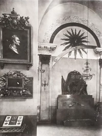 Могила Аракчеева в Спасо-Преображенском соборе Грузино. Оригинал - [1916-1920 гг.], пересъемка - [1950-1980-е гг.]. Фотобумага, картон серый, серебряно-желатиновый отпечаток, 21,6х16,4 см. Государственный музей А.С. Пушкина