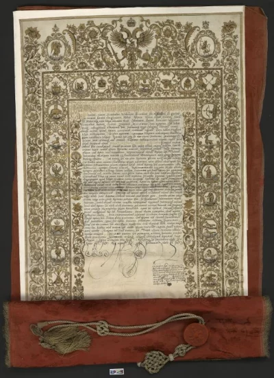 Жалованная грамота царя Петра Алексеевича ближнему стольнику и адмиралтейцу Федору Матвеевичу Апраксину на вотчину из дворцовых новоотписных сел, отписанных после смерти боярина князя Ивана Алексеевича Воротынского, село Мокрый Боярак с селами, деревнями, слободками, починками, пустошами и всеми угодьями в Лебедянском уезде за многие верные службы, морские и сухопутные походы, и за особое прилежное правление пребывающего в Адмиралтействе морского флота.  Период создания:25 марта 1703 г. Материал, техника:пергамен, бумага, чернила, тушь, твореное золото, акварель, воск, золотные и серебряные нити, жемчуг, парча, шелк, камка, скоропись, инициал и титул выполнены золотом, широкая орнаментальная рамка выполнена тушью, твореным золотом и акварелью, вислая красновосковая печать на шнурах из золотных и серебряных нитей с кистями, две бусины шнуров низаны мелким речным жемчугом, вырезная прикрепа из золотной парчи с шитым серебряными нитями растительным орнаментом обшита по краям серебряными нитями, наволока из малиновой камки с тканным растительным орнаментом закрывает полностью как лицевую, так и оборотную стороны документа, переднюю часть наволоки закрывает шелковая ткань кирпичного цвета с шитым серебряными и шелковыми нитями растительным орнаментом, ткань крепится к камке с помощью кружева из золотных и серебряных нитей с золотной бахромой по краям Размер:79,8х60,5 см; длина шнура: 72 см Место создания:Россия, г. Москва Номер в Госкаталоге:39670103 Номер по КП (ГИК):ГИМ 55691 Инвентарный номер:Арх. 276 Внешняя ссылка:—   Местонахождение Федеральное государственное бюджетное учреждение культуры "Государственный исторический музей"