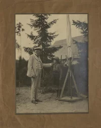 Чайковский И.И. беседует со скаутом. Фотография. Павловск, нач. 1900-х гг. Фотобумага, ч/б, печать, 38,5х28,4 52х44 см. Государственный мемориальный музыкальный музей-заповедник П.И.Чайковского