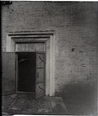 Вход в склеп усыпальницы гр. Апраксиных в Златоустовском монастыре г. Москвы, где похоронен генерал-адмирал русского флота Апраксин Федор Матвеевич (1661-1728). XX в., первая половина, стекло, 9 х 12 см. Центральный военно-морской музей имени императора Петра Великого