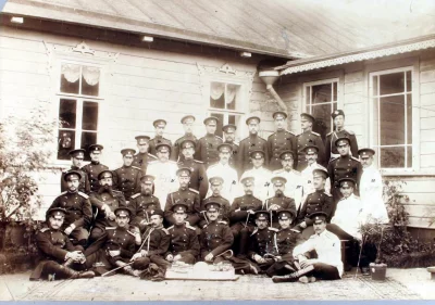 Перед старым офицерским собранием Лейб-гвардии Преображенского полка с Великим Князем Сергеем Александровичем. 1885 г.